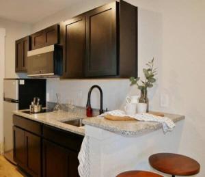 Η κουζίνα ή μικρή κουζίνα στο Hip Container APT - 5 Min Walk to TIAA Bank