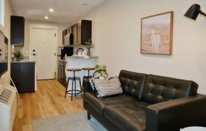 Η κουζίνα ή μικρή κουζίνα στο Hip Container APT - 5 Min Walk to TIAA Bank +8 φωτογραφίες