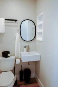 Ένα μπάνιο στο Hip Container APT - 5 Min Walk to TIAA Bank