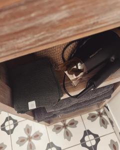einer Schublade in einem Holztisch mit einem Draht in der Unterkunft Kazacérola in Fort-de-France