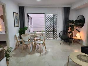 ein Wohnzimmer mit Tisch und Stühlen in der Unterkunft Apartment Beachfront Accommodation in Estepona