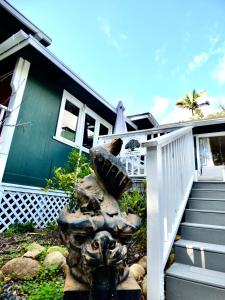 uma casa com uma estátua em frente a uma casa em Bohemian Art & Garden Cottage Santa Barbara em Santa Bárbara