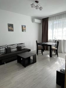 uma sala de estar com um sofá e uma mesa em Апартамент Рентал 1 em Varna City