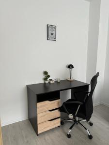 een zwart bureau met een zwarte stoel in een kamer bij Апартамент Рентал 1 in Varna
