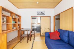 sala de estar con sofá azul y mesa en Vaisala, en Nozawa Onsen