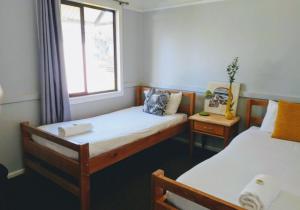 um quarto com duas camas e uma janela em Lake Hume Resort em Lake Hume