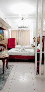 Tempat tidur dalam kamar di Home Of Soleil At SM Wind Tagaytay