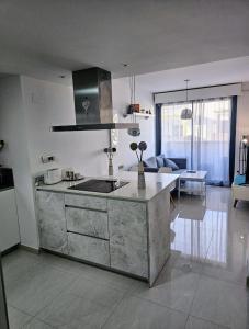 een keuken met een spoelbak en een woonkamer bij Apartment Margarita 2 in Torrevieja +60 foto's