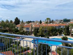 uma vista a partir da varanda de um resort em Paradise Gardens 1 em Pafos