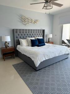 ein Schlafzimmer mit einem großen Bett und blauen Kissen in der Unterkunft OV Casa Regia 324 N condo in Cedro