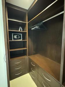 eine Küche mit einem Schrank mit einem Radio in der Unterkunft OV Casa Regia 324 N condo in Cedro