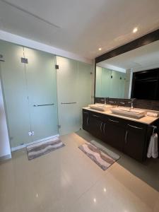 ein Badezimmer mit zwei Waschbecken und einem großen Spiegel in der Unterkunft OV Casa Regia 324 N condo in Cedro