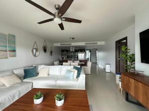 ein Wohnzimmer mit einem weißen Sofa und einem Deckenventilator in der Unterkunft OV Casa Regia 324 N condo in Cedro + 38 Fotos