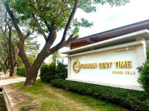 een gebouw met een bord dat de beste tijd voor guzmanian leest bij The Secret Garden Pool Villa Phuket in Ban Na Bon