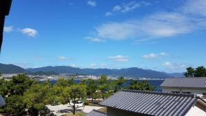 宮島にあるbHOTEL Kaniwasou 301 Minute walk from Miyajima Pier for 11pplの家から水と山々の景色