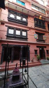 ein Gebäude mit Fenstern und Balkonen darüber in der Unterkunft Halyo suite room Greentara Heritage Home by Tranquil home in Pātan