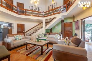 Χώρος καθιστικού στο Sun N Sky by StayVista - Poolside villa with chic interiors, lawn & gazebo