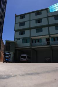 阿亞庫喬的住宿－Casa Hotel Místico，停在前面的带货车的建筑