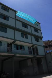 阿亞庫喬的住宿－Casa Hotel Místico，一座建筑的顶部设有日光浴室