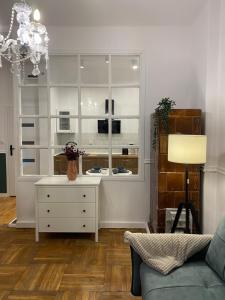 ein Wohnzimmer mit Sofa und Tisch in der Unterkunft Tabago Studio 16 in Nysa