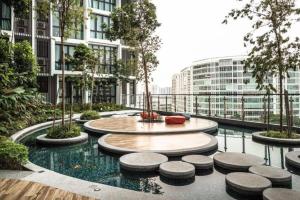 un patio con una fuente y un edificio en H20 residence studio high floor, en Petaling Jaya