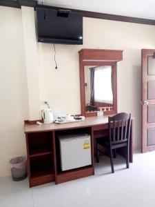 um quarto com uma secretária, um micro-ondas e um espelho. em Changsi Resort-Krabi em Krabi