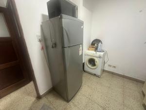 a refrigerator and a washing machine in a room at Hostel San Vicente in Salta