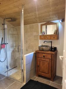 La salle de bains est pourvue d'un lavabo et d'une douche. dans l'établissement Le Nid des Cerfs, à Essert-Romand