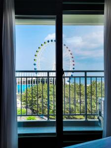una ventana con vistas a una noria en Sokcho Chonpines Beach Hotel en Sokcho