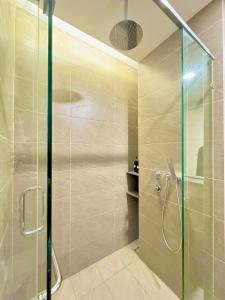 ein Bad mit einer Dusche und einer Glastür in der Unterkunft 1min Gleneagle 3min legoland Grand Medini@netflix in Nusajaya