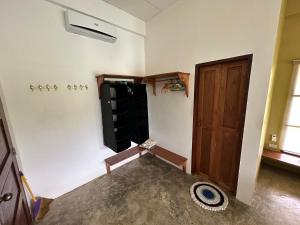 Habitación vacía con armario y puerta en Siargao Wakepark en General Luna