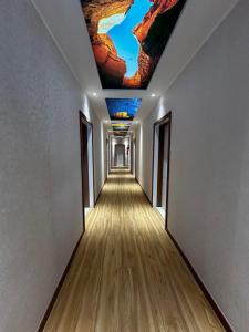 DalandzadgadKhovuun hotel的天花板上画着画的空走廊