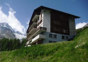un edificio al lado de una colina con una montaña en Apartment Panorama, en Arolla
