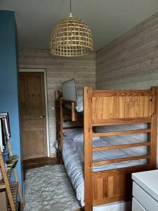 Divstāvu gulta vai divstāvu gultas numurā naktsmītnē Lieu de charme proche St Malo