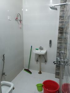 łazienka z umywalką i toaletą w obiekcie Kshitijshomestay w mieście Lucknow