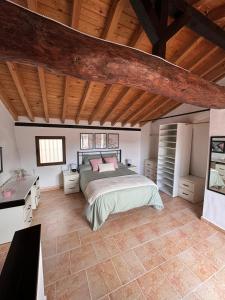 a bedroom with a bed and a wooden ceiling at Casa Rural El Alcázar - Cehegín in Cehegín