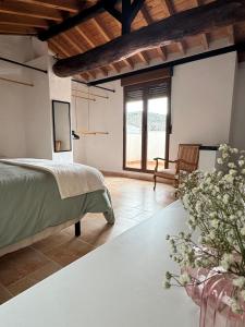 セエヒンにあるCasa Rural El Alcázar - Cehegínのベッドルーム1室(ベッド1台、椅子1脚付)