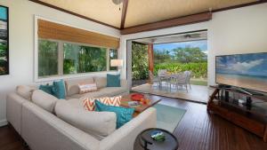 A seating area at TROPICAL BREEZES Stunning Views from KaMilo 3BR Home Walk to Beach