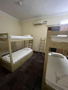 Uma cama ou camas num quarto em THE ALP HOTEL Bypass Road