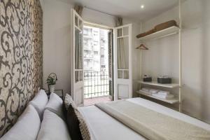 sypialnia z łóżkiem i dużym oknem w obiekcie Sagrada Familia- Emblematic and Charming Catalan Home w Barcelonie