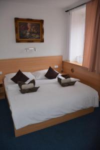 ein Bett in einem Schlafzimmer mit zwei Säcken darauf in der Unterkunft Hotel O.K. 1 in Beroun