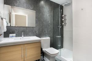 een badkamer met een toilet, een wastafel en een douche bij Bright and modern 2bedroom in Las Ramblas 2 1A in Barcelona