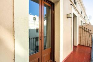 een glazen deur naar een gebouw met een balkon bij Bright and modern 3bedroom in Las Ramblas 3 1B in Barcelona