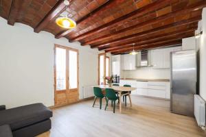 uma cozinha e sala de jantar com mesa e cadeiras em Huge and modern 4 bedroom apartment next to Paseo de Gracia em Barcelona