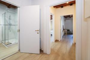 um corredor com um chuveiro e uma porta de vidro em Huge and modern 4 bedroom apartment next to Paseo de Gracia em Barcelona
