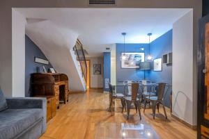 Posedenie v ubytovaní Bright and modern Duplex with terrace in Eixample district P1