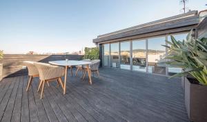 een terras met een tafel en stoelen bij Amazing 3 bedroom penthouse in Plaza España in Barcelona