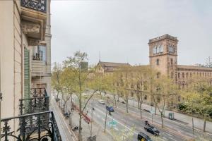 - Vistas a una calle de la ciudad con una torre del reloj en Amazing 5 bedrooms 5 bathrooms by Plaza Catalunya en Barcelona