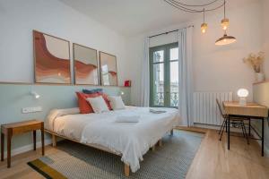 a bedroom with a large bed and a desk at Amazing 5 bedrooms 5 bathrooms by Plaza Catalunya in Barcelona