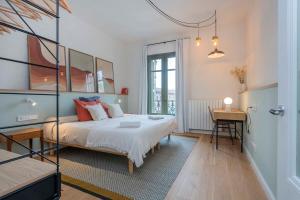 a bedroom with a bed and a desk in it at Amazing 5 bd 5 bathroom next to Plaza Catalunya in Barcelona